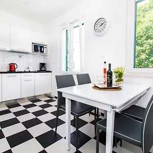 Nella Apartment Split