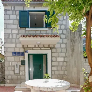And Stone House Apartment Split