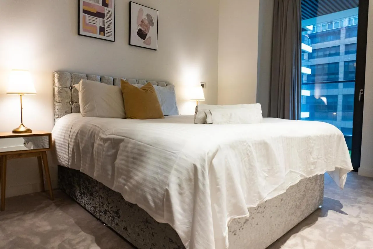 Luxury Balcony Apartment, Canary Wharf London