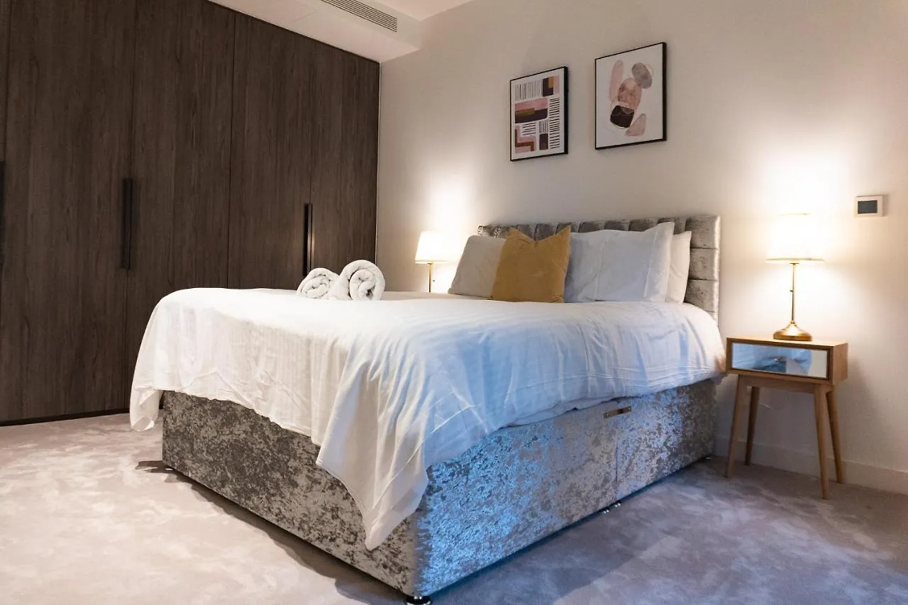 Luxury Balcony Apartment, Canary Wharf London