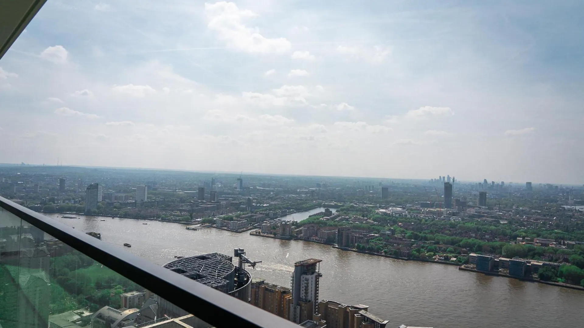 Luxury Balcony Apartment, Canary Wharf Apartment London