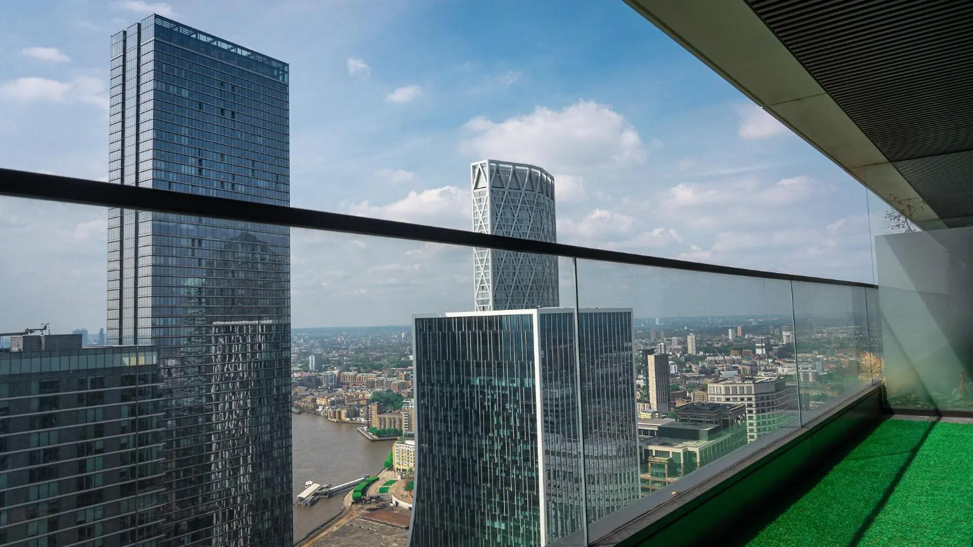 Luxury Balcony Apartment, Canary Wharf Apartment