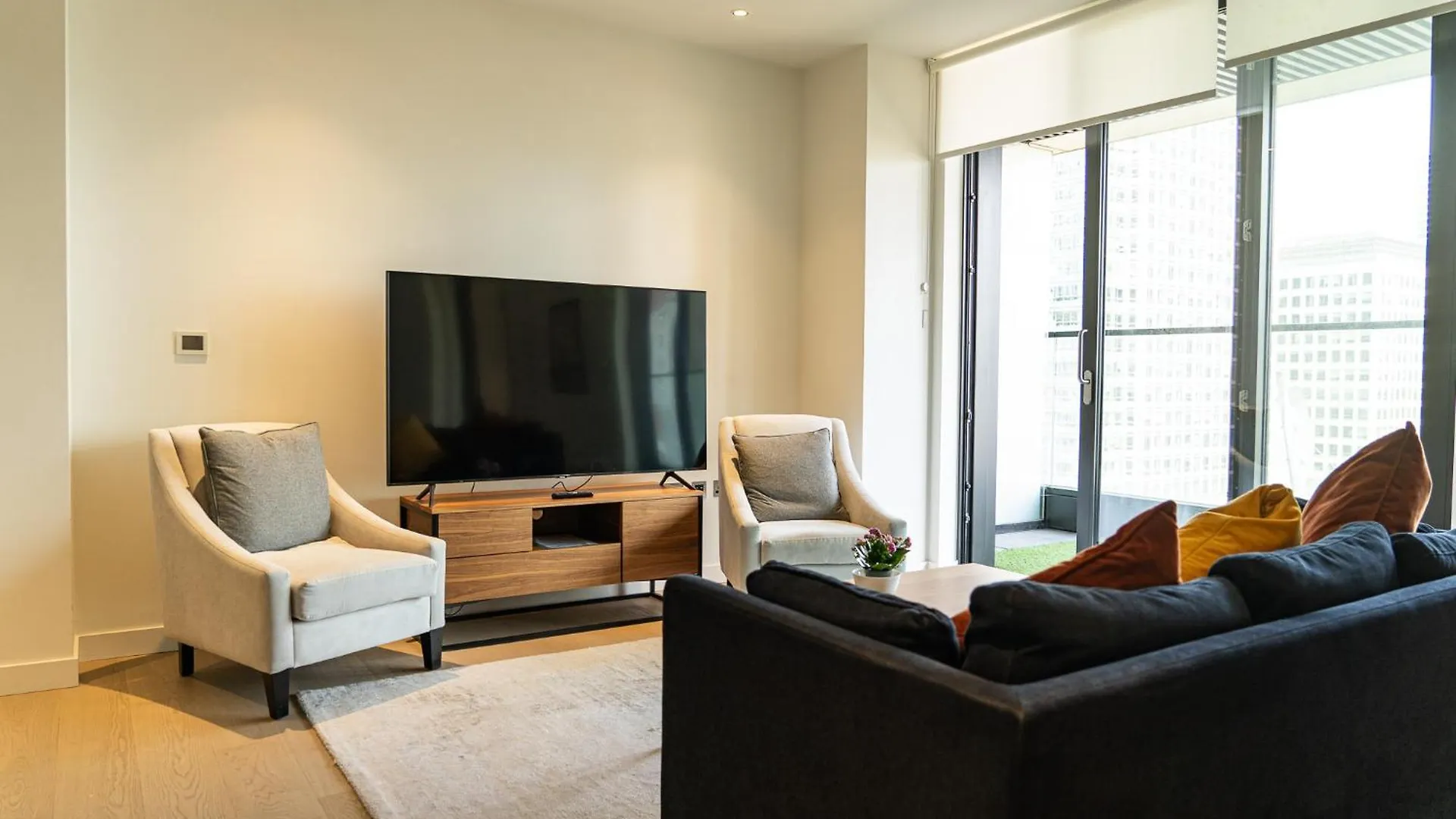 Luxury Balcony Apartment, Canary Wharf Apartment