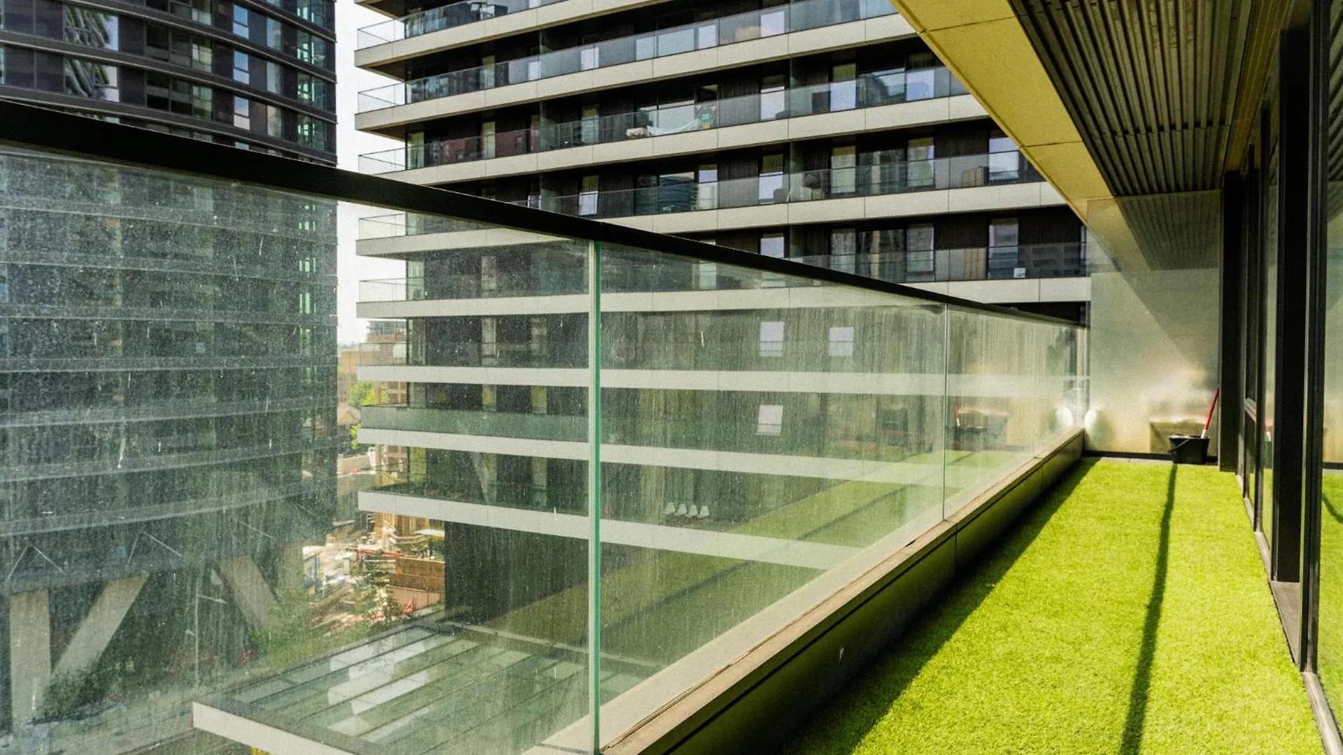 Luxury Balcony Apartment, Canary Wharf