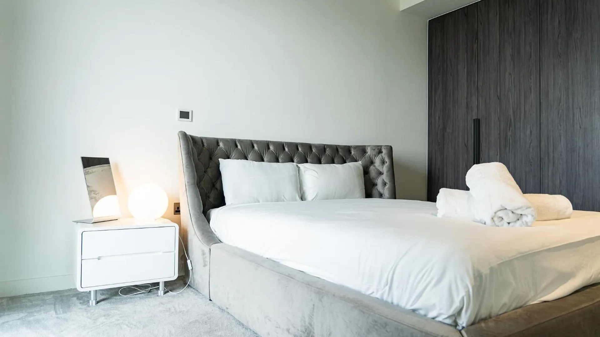 Luxury Balcony Apartment, Canary Wharf 0*, London