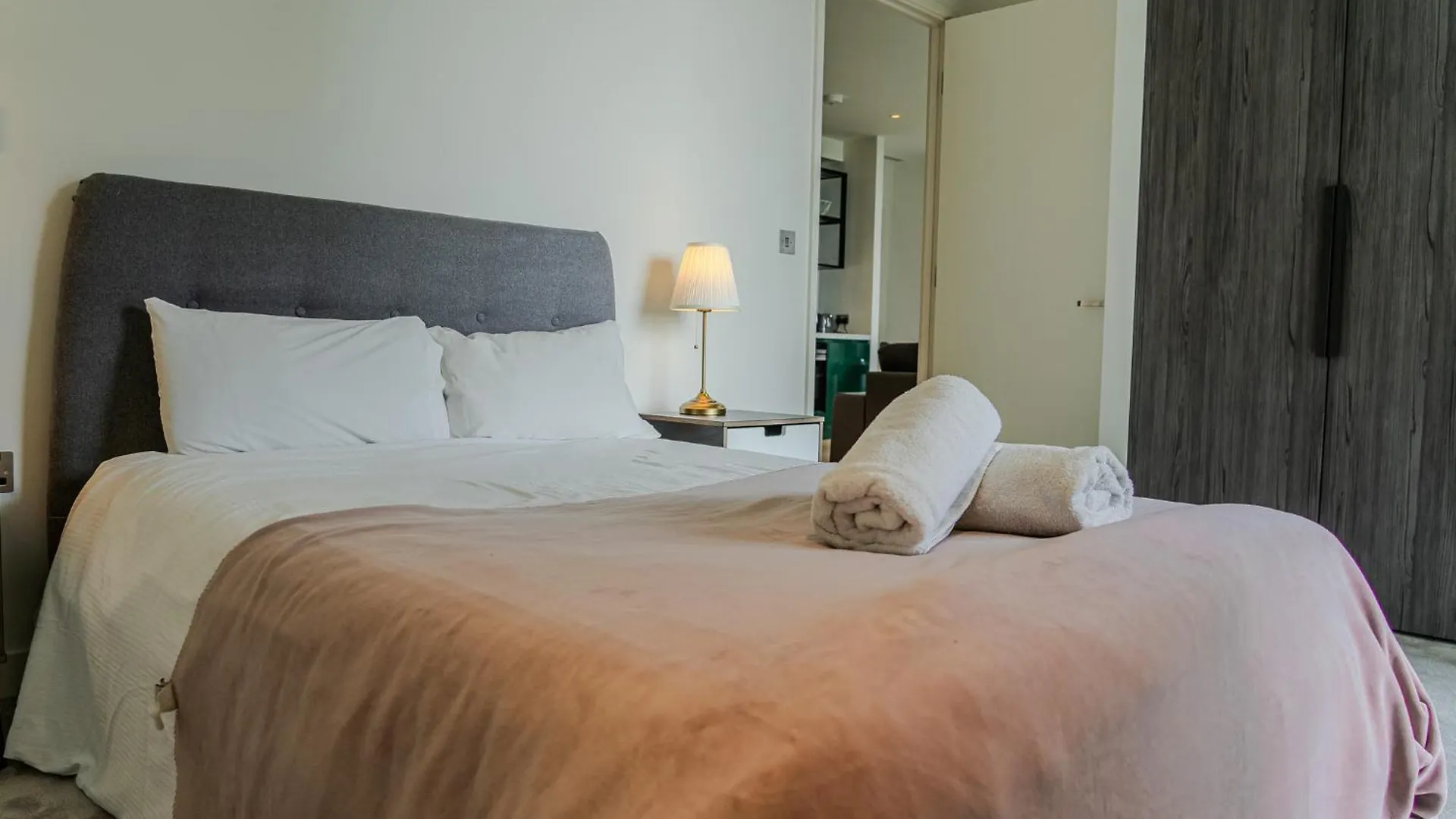 Luxury Balcony Apartment, Canary Wharf London