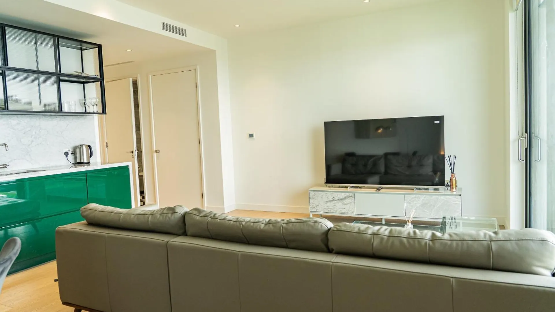 Luxury Balcony Apartment, Canary Wharf