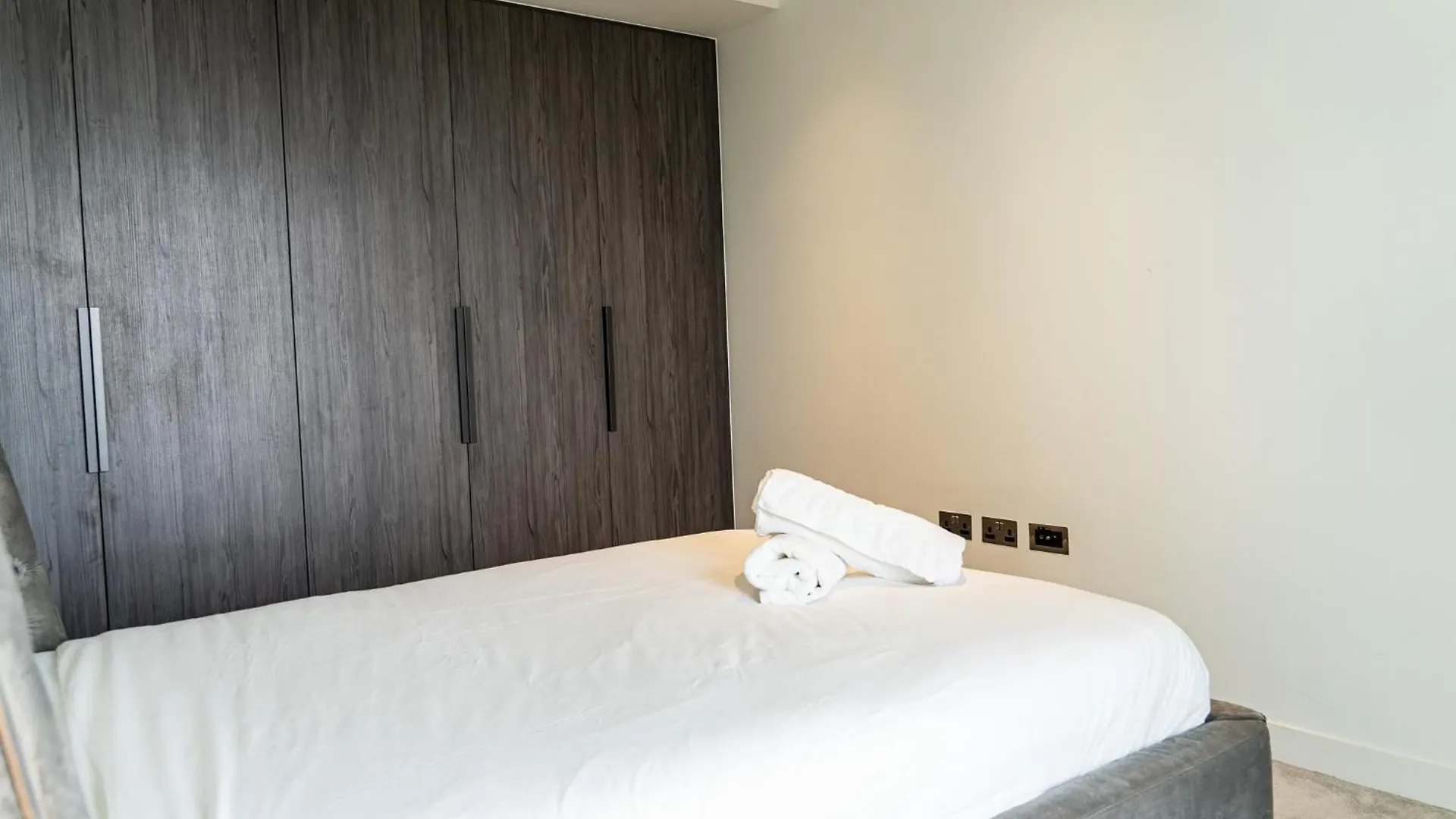 Luxury Balcony Apartment, Canary Wharf