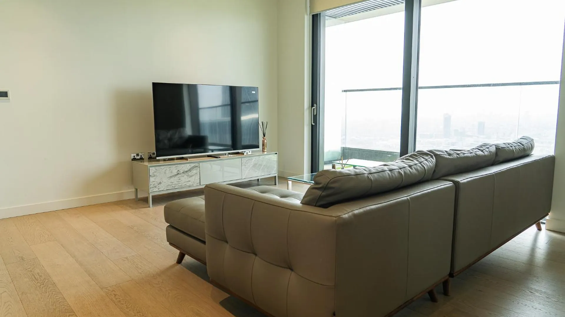 Luxury Balcony Apartment, Canary Wharf Apartment