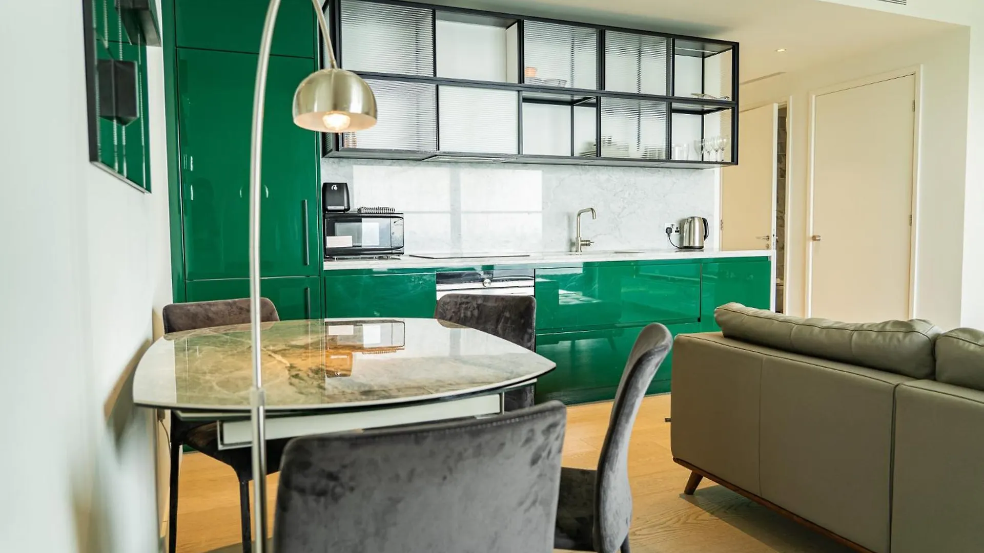 Luxury Balcony Apartment, Canary Wharf Apartment